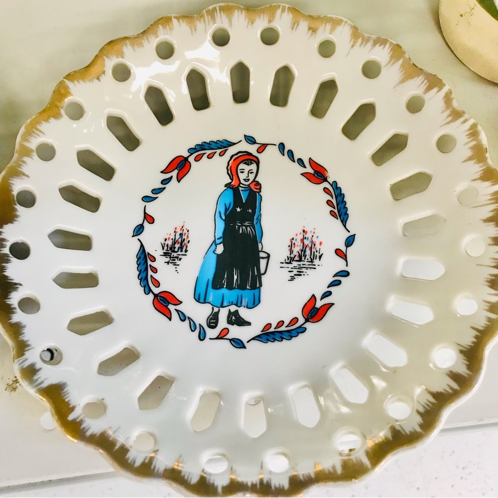 Vintage 1970s decorative Amish plate